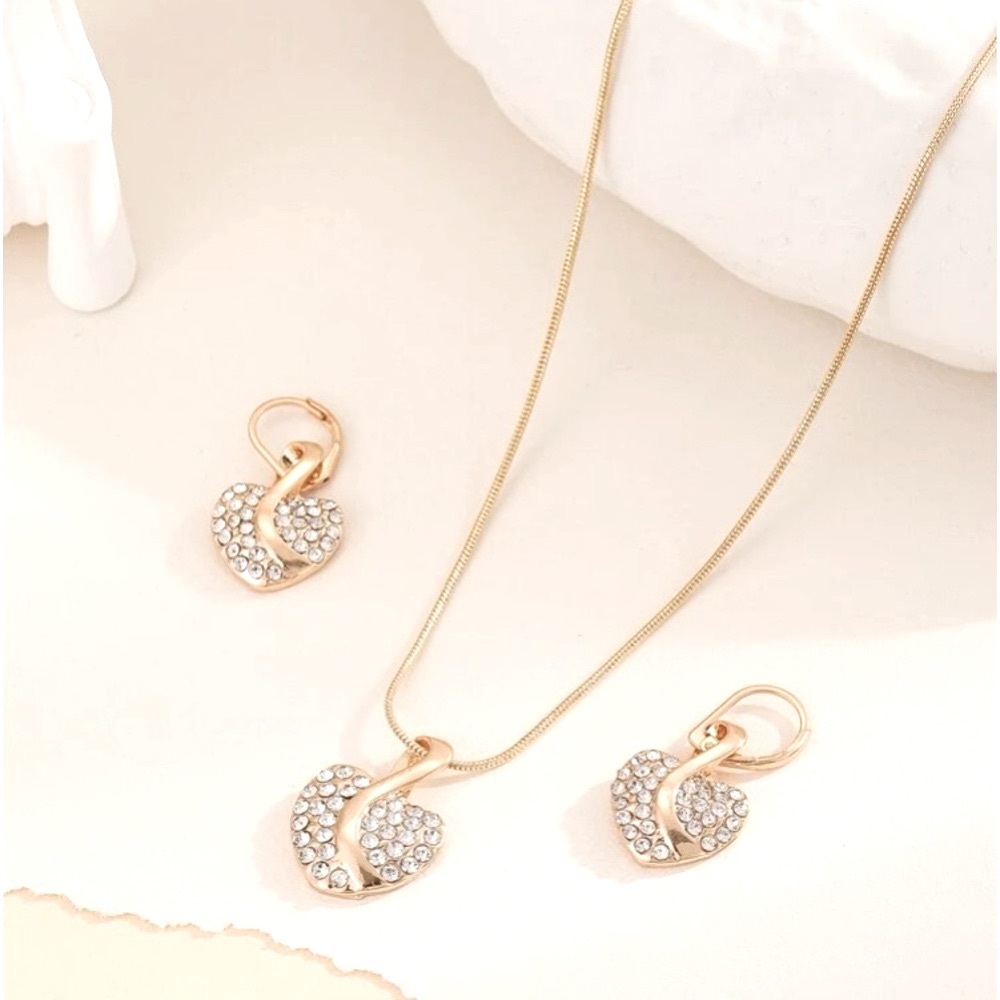 🆕 Gold Heart Necklace & Earrings Set !!!  Brand New… Great Xmas present 🎁